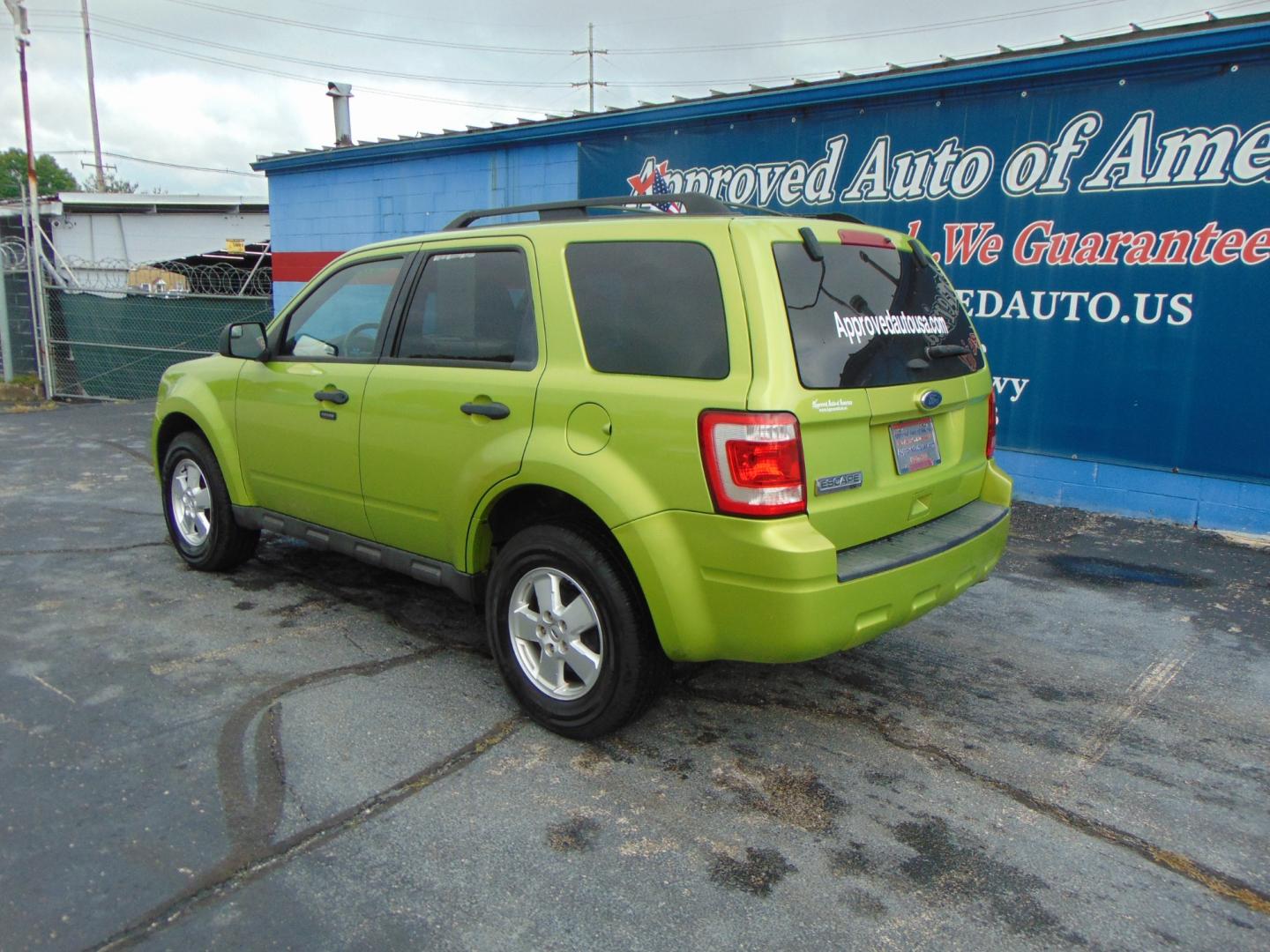 2012 Green Ford Escape (1FMCU0D77CK) with an 4-Cyl 2.5 Liter engine, Automatic, 6-Spd transmission, located at 2105 Dixie Hwy, Louisville, KY, 40210, (502) 772-3333, 38.220932, -85.795441 - Photo#9